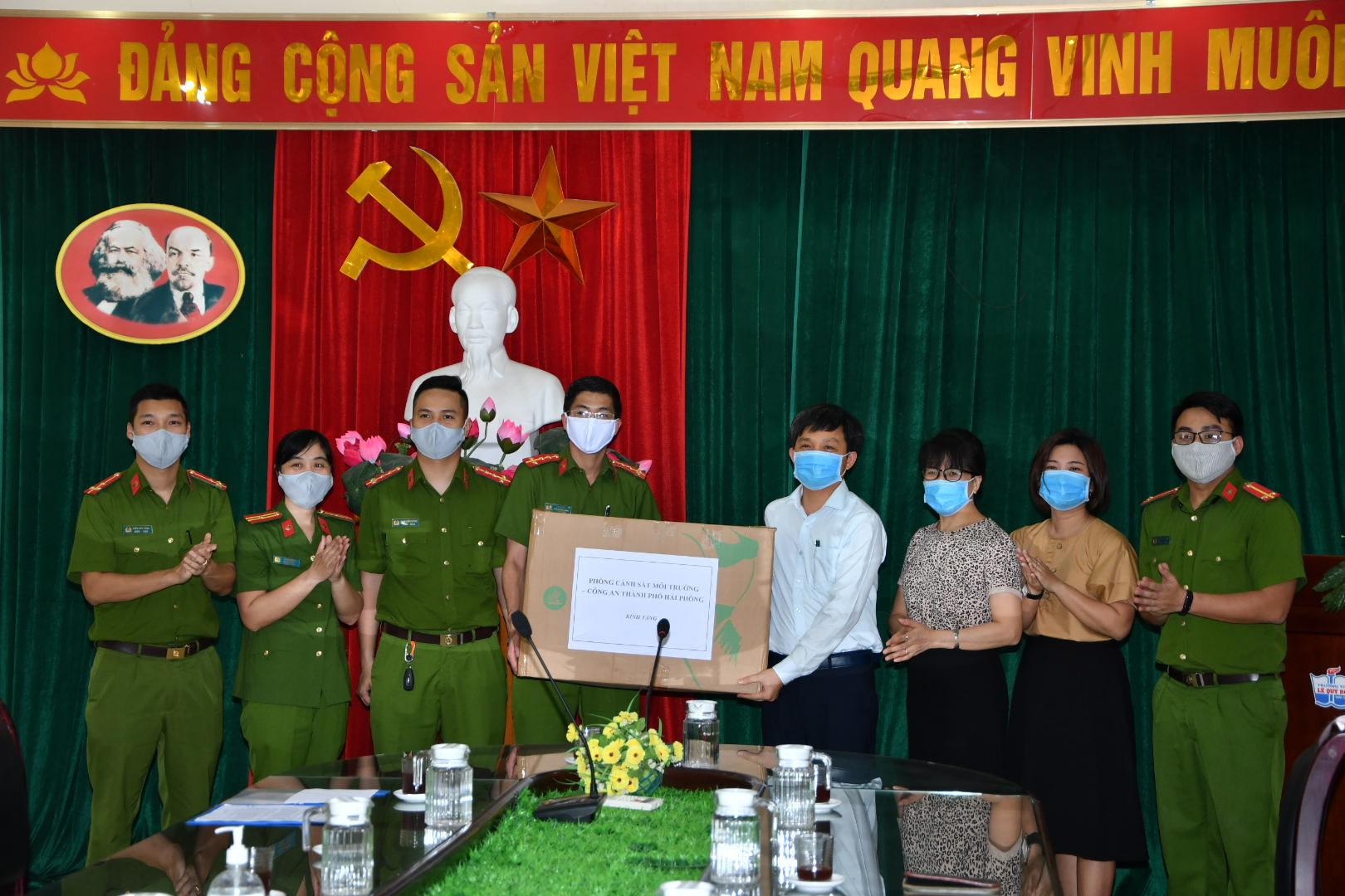 Phòng Cảnh sát môi trường - CATP: Trao 1.000 khẩu trang vải tặng thầy và trò trường THPT Lê Quý Đôn